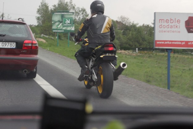 &nbsp; Przerywający ciszę ryk motocyklowego silnika działa ożywczo /poboczem.pl