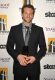 Sercołamacz. Bradley Cooper wywołał ostatnio nie lada zamieszanie w Hollywood. Przystojny aktor najpierw zaczął spotykać się z poznaną na planie filmu „Kobiety pragną bardziej” Jennifer Aniston. Podobno aktorka zakochała się w Bradleyu i miała nadzieję na poważny związek. Potem Cooper zmienił zdanie i zainteresował się Renée Zellweger. Od niedawna są parą. Aniston dowiedziała się o wszystkim z prasy...