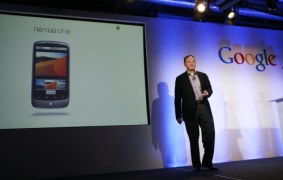 Przedstawiciele Google’a prezentują nowy telefon.  Nexus One ma kamerę z fleszem LED, system nawigacji GPS, kompas, czujnik oświetlenia ekranu i system rozpoznawania głosu. Pamięć telefonu, wynoszącą 512 MB, można rozbudować do 32 GB. 