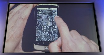 Przedstawiciele Google’a prezentują nowy telefon.  Nexus One ma kamerę z fleszem LED, system nawigacji GPS, kompas, czujnik oświetlenia ekranu i system rozpoznawania głosu. Pamięć telefonu, wynoszącą 512 MB, można rozbudować do 32 GB. 