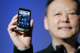 Przedstawiciele Google’a prezentują nowy telefon.  Nexus One ma kamerę z fleszem LED, system nawigacji GPS, kompas, czujnik oświetlenia ekranu i system rozpoznawania głosu. Pamięć telefonu, wynoszącą 512 MB, można rozbudować do 32 GB. 