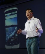 Przedstawiciele Google’a prezentują nowy telefon.  Nexus One ma kamerę z fleszem LED, system nawigacji GPS, kompas, czujnik oświetlenia ekranu i system rozpoznawania głosu. Pamięć telefonu, wynoszącą 512 MB, można rozbudować do 32 GB. 