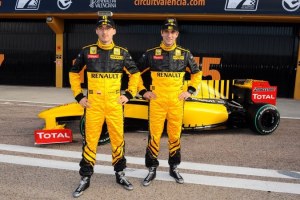 &nbsp; Robert Kubica i Witalij Pietrow podczas prezentacji zespołu / kliknij 