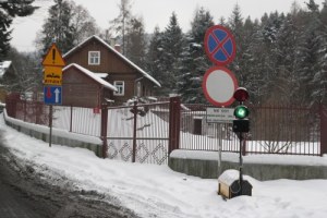 &nbsp; W jednej z małopolskich miejscowości jest wyciąg narciarski, a przy nim dwa parkingi, zresztą płatne. Zaprasza na nie strona internetowa stacji. Kłopot w tym, że na prowadzącej do nich drodze stoi... zakaz ruchu 