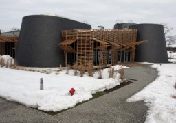 W środku znajdują się biblioteka z czytelnią, sala kinowa i teatralna, szereg pracowni tematycznych, księgarnia, muzeum bajek z różnych stron świata, pomieszczenie do ćwiczeń, prób, zaplecze techniczne dla artystów.