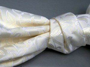 Plastron nie jest zarezerwowany tylko dla młodego pana &nbsp; /materiały prasowe