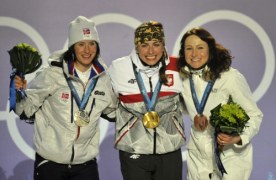 Justyna Kowalczyk, srebrna medalistka Marit Bjoergen (z lewej) i brązowa Aino-Kaisa Saarinen (z prawej)