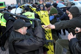 Policja argumentowała, że wkroczyła do akcji, ponieważ anarchiści wtargnęli na teren targów.