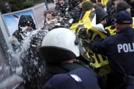 Policja argumentowała, że wkroczyła do akcji, ponieważ anarchiści wtargnęli na teren targów.