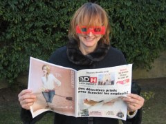 Katarzyna Szymańska-Borginion zanurzona w lekturze gazety w 3D