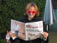 Katarzyna Szymańska-Borginion zanurzona w lekturze gazety w 3D