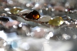 Na gdańskich targach można podziwiać piękne naszyjniki z bursztynu i drogocenną biżuterię