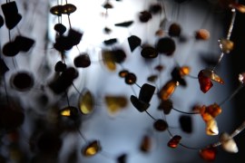 Na gdańskich targach można podziwiać piękne naszyjniki z bursztynu i drogocenną biżuterię