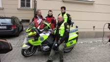 Ratownicy medyczni na motocyklach i rowerach wracają na ulice Krakowa