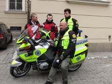 Ratownicy medyczni na motocyklach i rowerach wracają na ulice Krakowa