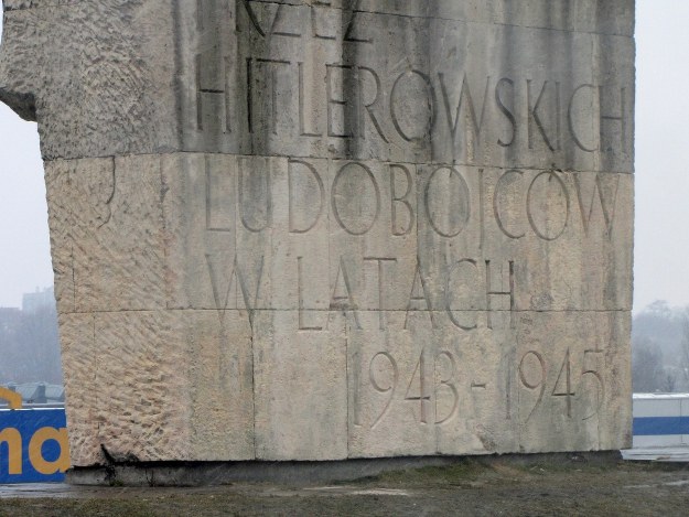 Służbom miejskim udało się wyczyścić monument &nbsp; /Fot. Maciej Grzyb /RMF FM