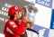 Hiszpan Fernando Alonso z Ferrari świętuje zwycięstwo w GP Bahrajnu.