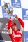 Hiszpan Fernando Alonso z Ferrari świętuje zwycięstwo w GP Bahrajnu.