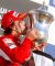 Hiszpan Fernando Alonso z Ferrari świętuje zwycięstwo w GP Bahrajnu.
