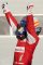 Hiszpan Fernando Alonso z Ferrari świętuje zwycięstwo w GP Bahrajnu.