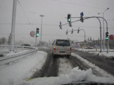 Sypnęło śniegiem. W nocy "złapie" mróz