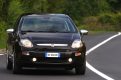 Wbudowano mu siedem poduszek powietrznych, w tym poduszkę kolanową kierowcy.