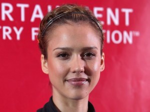 Jessica z opaską i warkoczykami &nbsp; /Getty Images/Flash Press Media