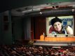 Pewnego dnia poszlam ze swoimi znajomymi ..do kina.Pojechalismy do Brukseli poniewaz po seansie chcialysmy pojsc sobie jeszcze do karaoke(w koncu byl wekend)wiec...swiatla nareszcie gasza...ekran jasnieje....i zaraz potem kolezanka zaczyna mnie szturchac,zla na nia bo zabolal mnie ten szturchaniec mowie;czego chcesz dziewczyno.???A Ona ,nie mogac wymowic, ani jesnego slowa(co jeszcze nigdy jej sie nie zdarzylo,bno to naj.wieksza papla z Nas)pokazuje mi tylko palcem na ekran.moj wzrok poszedl w kierunku jej koscistego  palucha ....i....obodzilam sie!!!! Wsciekla na caly swiat,nawet na kolezanki z ktorymi wtedy bylam...w moim snie! Ale tylko do czasu wypicia pierwszej kawki...oj coz to byl za sen...szkoda ,ze nie wiem jak mogl sie potoczyc.....Jednak sny to piekna rzecz,prawda???