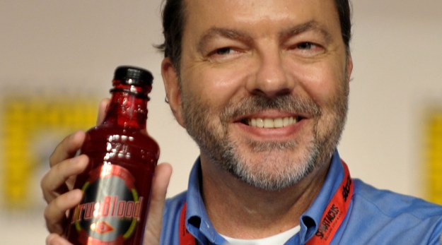 &nbsp; Alan Ball podczas ubiegłorocznego konwentu Comic Con z dumą prezentował wampirzy napój /John Shearer /Getty Images/Flash Press Media