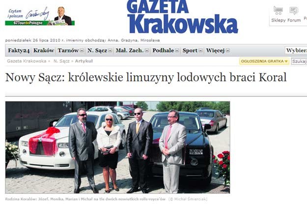 &nbsp; Rodzina Koralów na tle dwóch nowiutkich rolls-royce'ów 