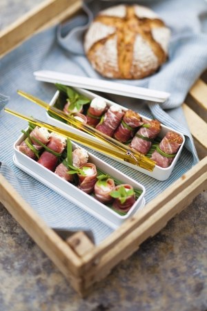 Na drugie danie proponuję rulony z szynki parmeńskiej zawijane jak sushi &nbsp; /Valerie Lhomme /Pani