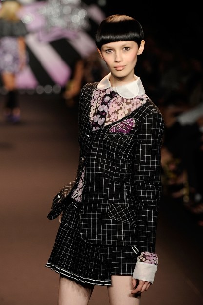 Modelka na pokazie Anny Sui, wiosna-lato 2010 &nbsp; /Getty Images/Flash Press Media