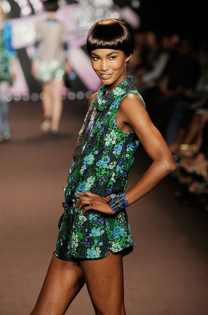 Modelka na pokazie Anny Sui, wiosna-lato 2010 &nbsp; /Getty Images/Flash Press Media