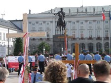 Stra� miejska rozwa�a usuni�cie pikietuj�cych sprzed krzy�a