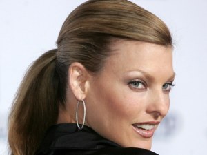 Linda stworzyła linię kosmetyków, wśród których nie mogło zabraknąć  bazy pod maskarę &nbsp; /Getty Images/Flash Press Media