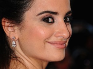 Penelope ma piękne, gęste rzęsy. Zalotka pomaga jej je podkreślić &nbsp; /Getty Images/Flash Press Media
