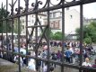 Młodzi Żydzi pod synagogą na Kazimierzu. Ten widok troszkę podnosi na duchu po wszystkich trudnych emocjach...