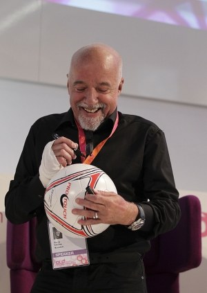 Jeśli zaufasz życiu, życie zaufa Tobie - twierdzi pisarz &nbsp; /Getty Images/Flash Press Media