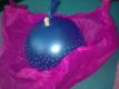 Napompuj balon aby miał srednice ok 18 cm. Zawiąż go gumką recepturką. Dużym arkuszem papieru ( można nabyć go np. w  kwiaciarni ) owiń balon.
