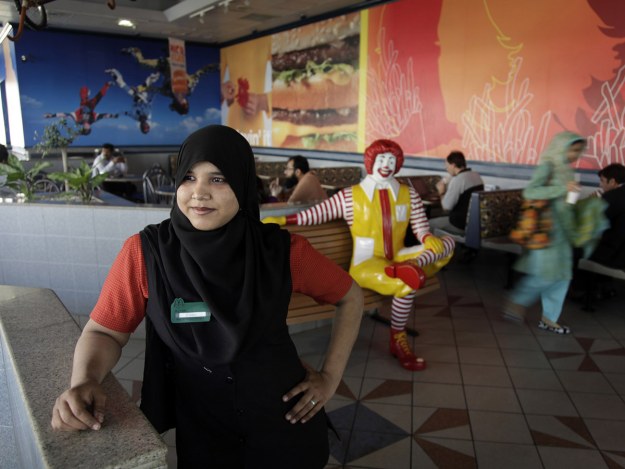 Rabia Sultana w swoim miejscu pracy, McDonaldsie &nbsp; /Kuni Takahashi /The New York Times Syndicate