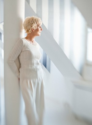 W stronę światła. W rok po wypadku Ewa Komorowska zrzuca czerń, bo przecież kończy się symboliczny czas żałoby, a ona nie chce pozostac po stronie cierpienia. Z nadzieją czeka na wiosnę /Zosia Zija i Jacek Pióro /Twój Styl