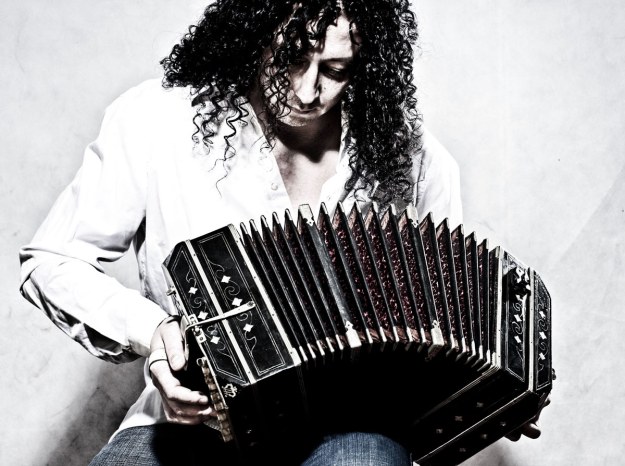 Ariel Ramirez gra na bandeneonie &nbsp; /materiały prasowe