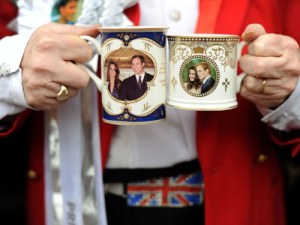 Od zaręczym Kate i Williama w Wielkiej Brytanii pojawiło się wiele gadżetów z ich podobizną &nbsp; /AFP