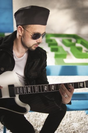 Adam "Nergal" Darski - ur. w 1977 roku w Gdyni. Ukończył studia na Wydziale Filologiczno-Historycznym Uniwersytetu Gdańskiego. Kompozytor, producent muzyczny, wokalista. Gra na gitarze i perkusji. Jest założycielem i liderem grupy deathmetalowej Behemoth. /Radek Polak /Pani