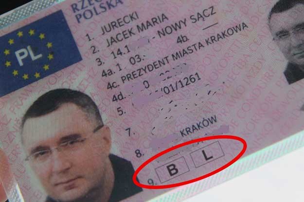 &nbsp; Umiesz skręcać wyłącznie w prawo? No to dostajesz prawko z adnotacją "bl", czyli "bez lewoskrętów"... /poboczem.pl