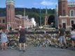 Wszedzie w miastach widac kwiaty i znicze ku pamieci ofiar Oslo Utoya 22.07.2011