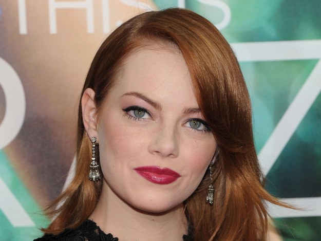 Emma Stone tak wymodelowała brwi, aby ukośnie biegły ku górze &nbsp; /Getty Images/Flash Press Media