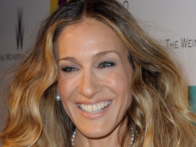 Sarah Jessica Parker poszerzyła twarz "wyciągając" łuki brwiowe w kierunku skroni &nbsp; /Getty Images/Flash Press Media