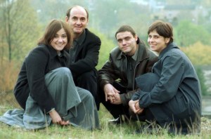 Rodzina Peszków. Od lewej: Maria, Jan, Błażej i jego żona Kasia, 1999 r. &nbsp; /Agara J. Dyka /East News