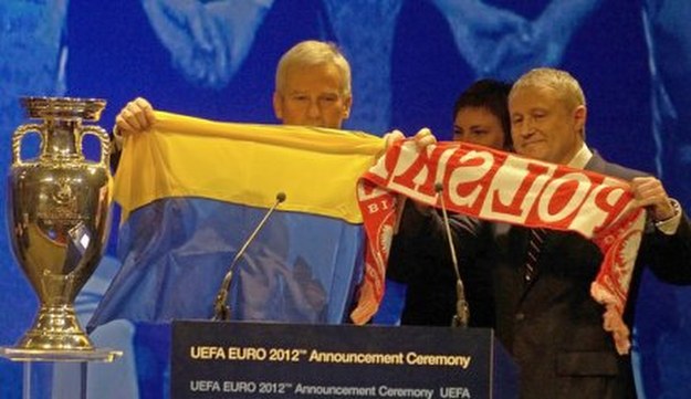 Michał Listkiewicz (z lewej) i  Grigorij Surkis. &nbsp; /AFP